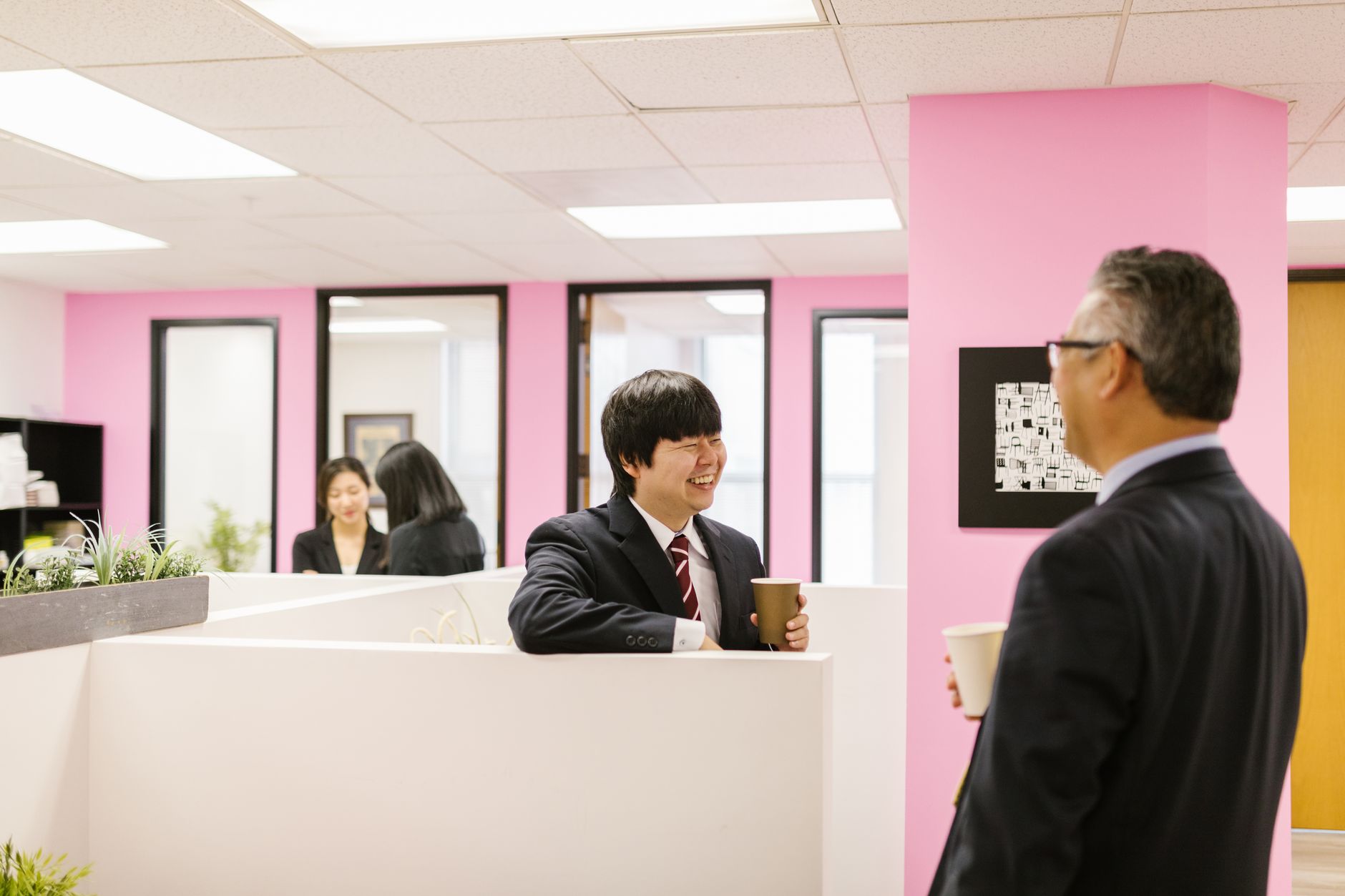 健康経営優良法人の申請準備を進める中小企業の担当者たち