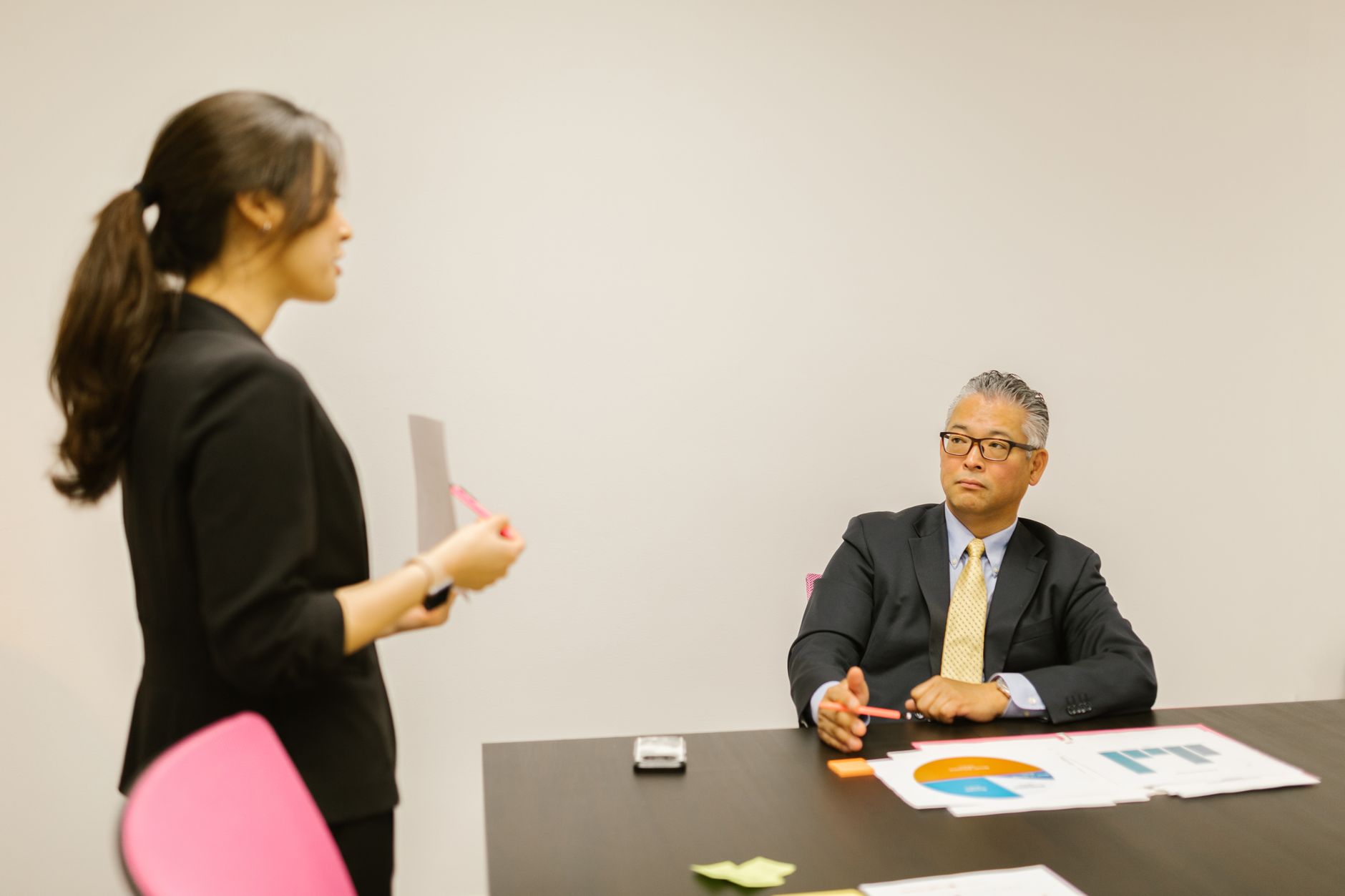 健康経営優良法人の認定要件を確認する企業担当者