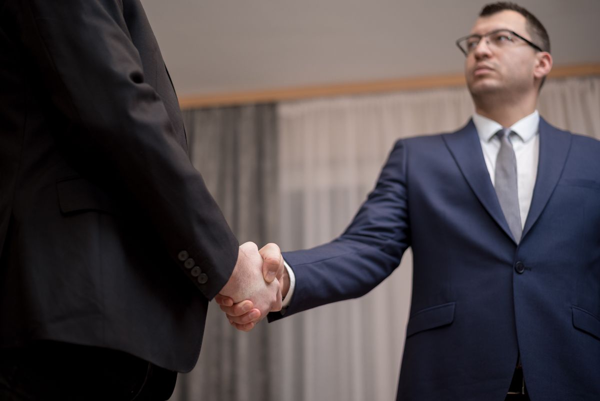 健康経営優良法人のメリットを検討する企業の経営者と担当者
