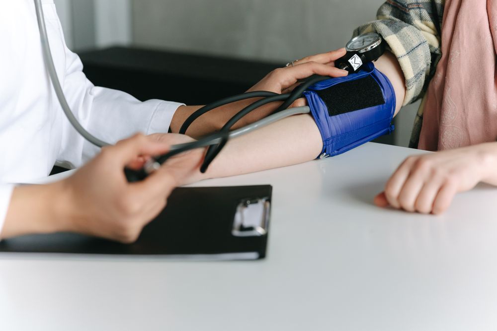 予防医療の一次予防・二次予防を示す健診の様子