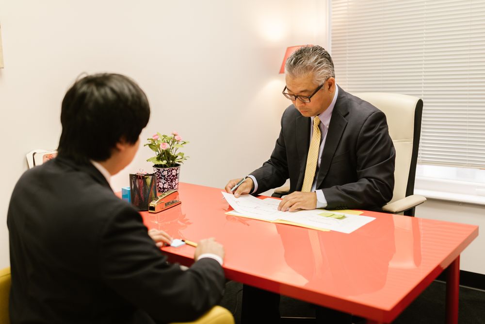 融資相談を受ける中小企業の経営者