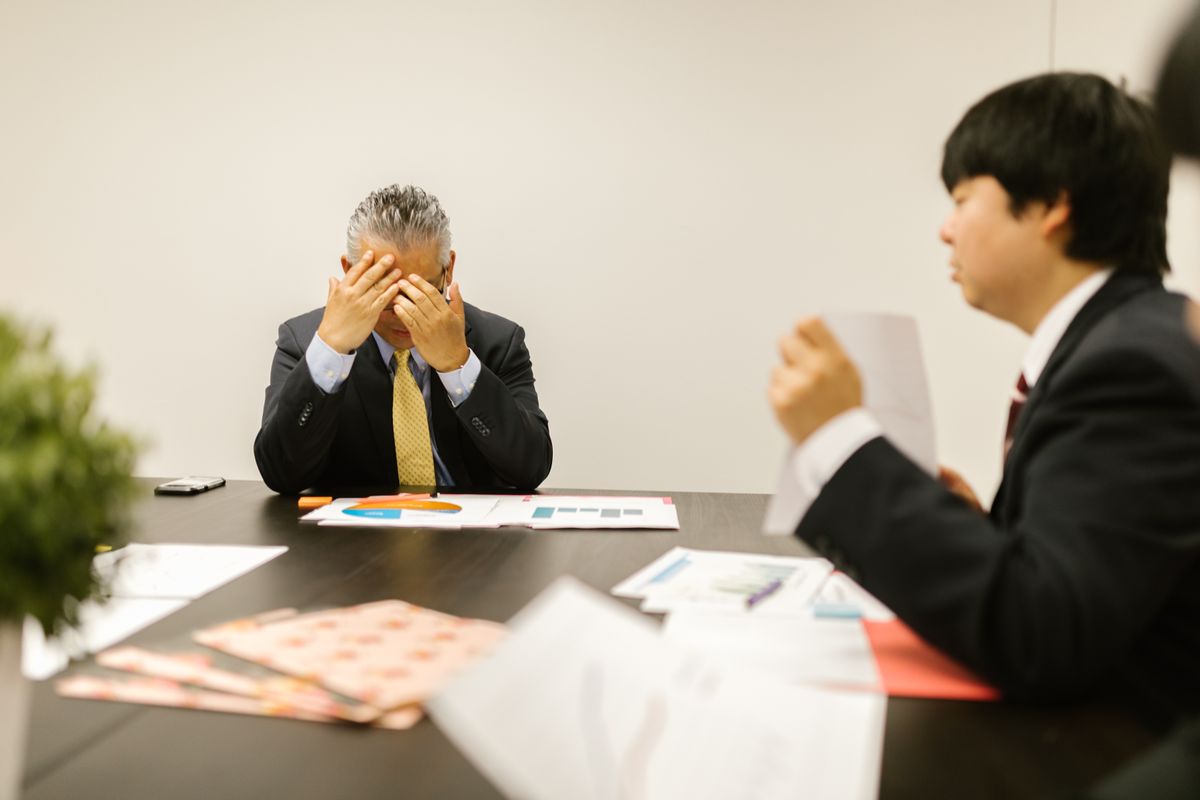 健康経営に取り組む企業のオフィスで働く従業員たち