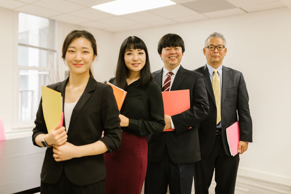 健康経営のメリットを話し合う企業の担当者たち