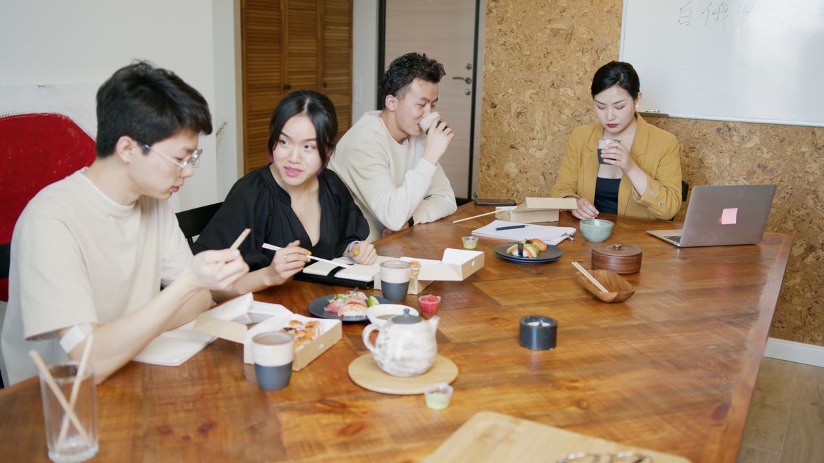 職場の口臭に悩む人事担当者と従業員のイメージ