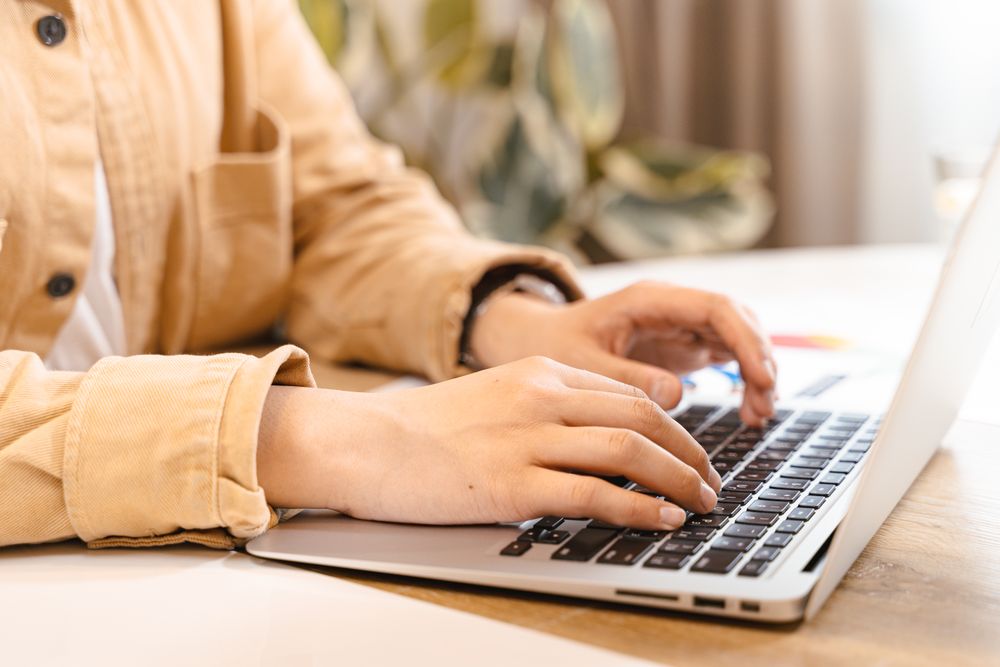 健康経営度調査票をWebシステムで回答する様子